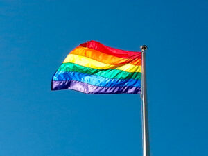 En regnbågsflagga som vajar i vinden