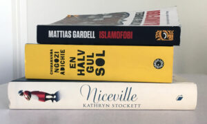 tre böcker som ligger i en hög, böckerna är Islamofobi, En halv gul sol och Niceville