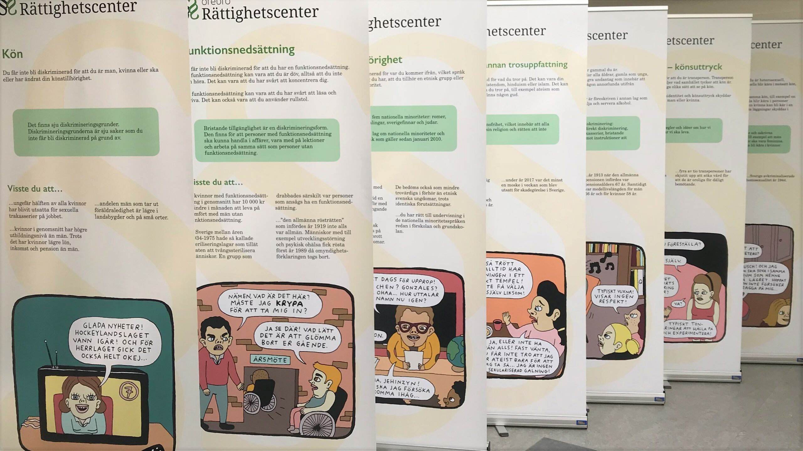 Flera roll ups från utställningen rulla upp diskrimineringslagen uppradade.