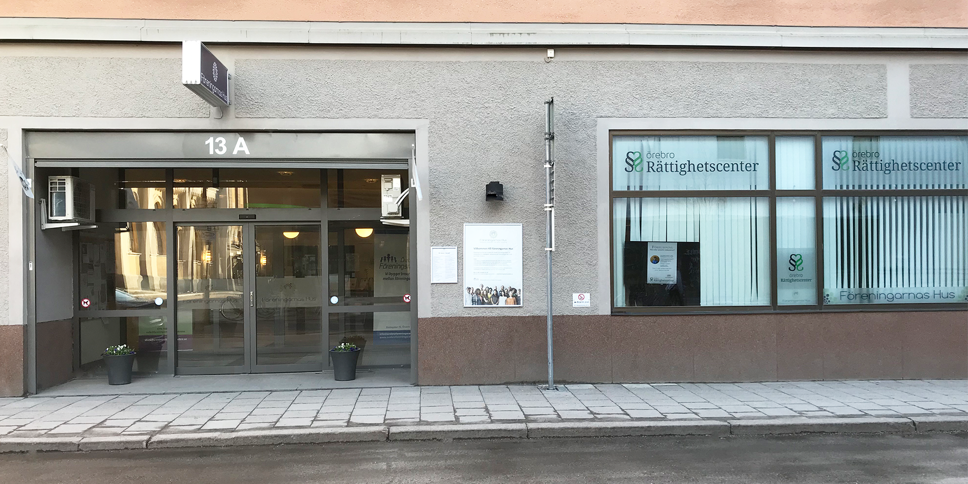 Entrén till Föreningarnas hus till höger om entrén fönster med Örebro Rättighetscenters logga