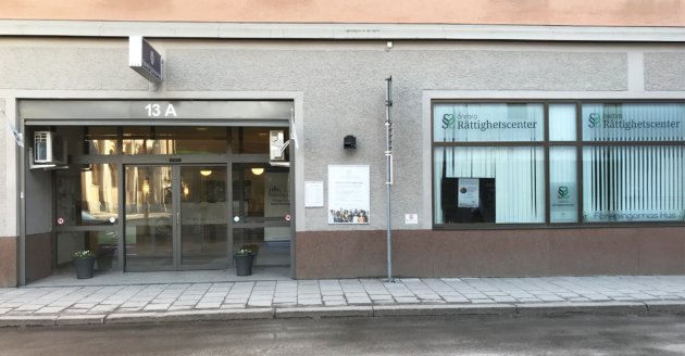 Entrén till Föreningarnas hus till höger om entrén fönster med Örebro Rättighetscenters logga