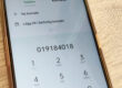Närbild på telefon som slagit in numret 019-184018