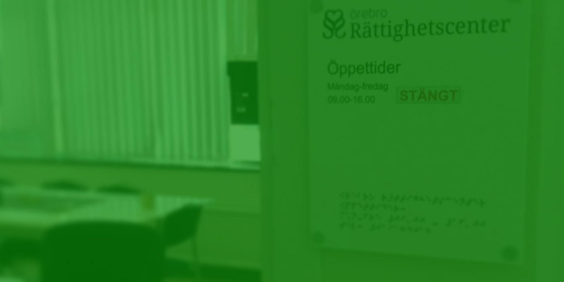 stängt grön Stängt, står det på en skylt