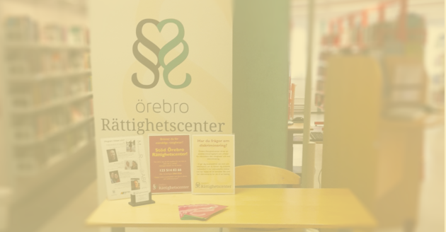 Biblioteksbesök gul Informationsbord med affischer och i bakgrunden syns en roll up med Örebro Rättighetscenters logga