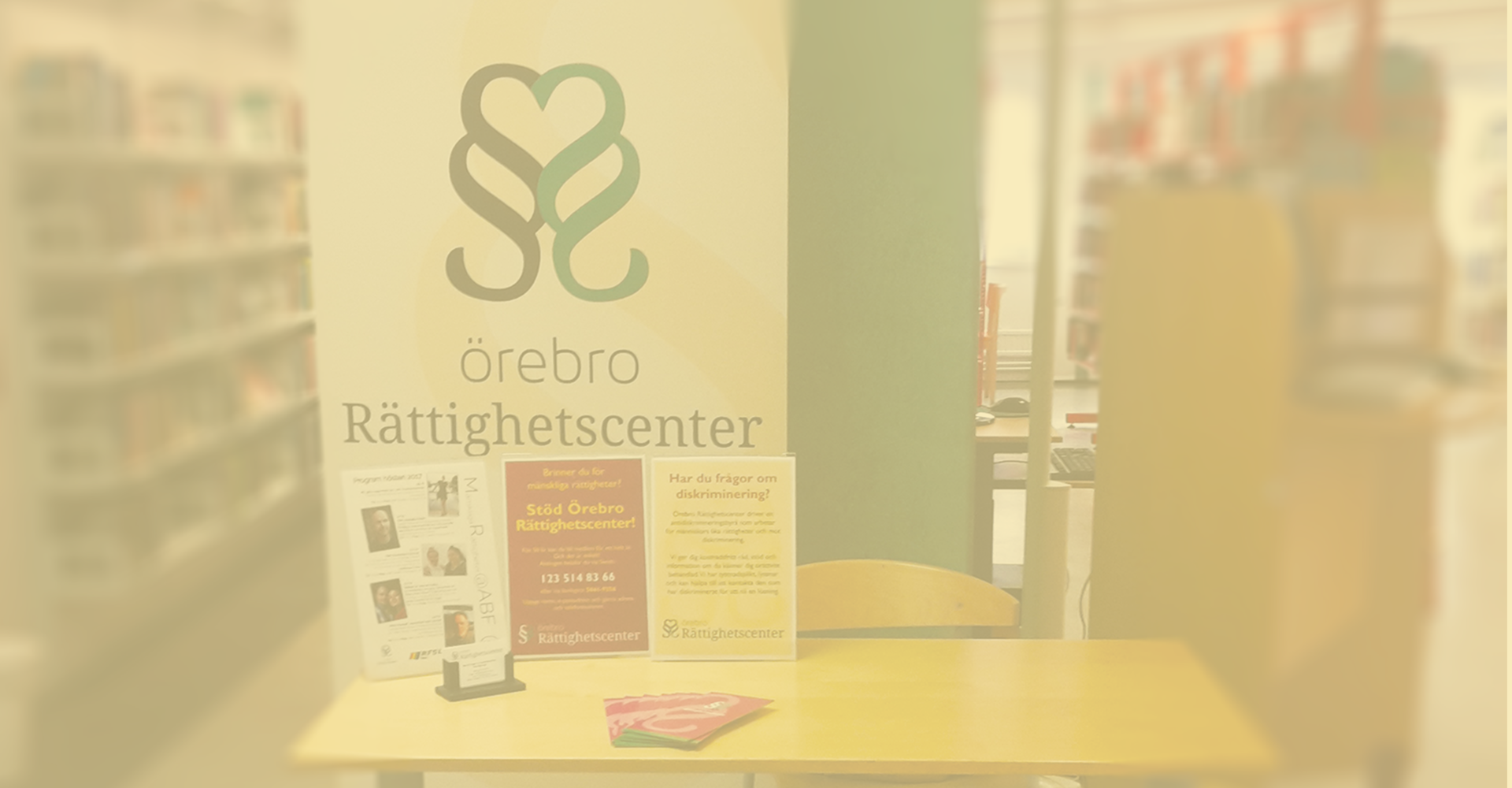 Informationsbord med affischer och i bakgrunden syns en roll up med Örebro Rättighetscenters logga