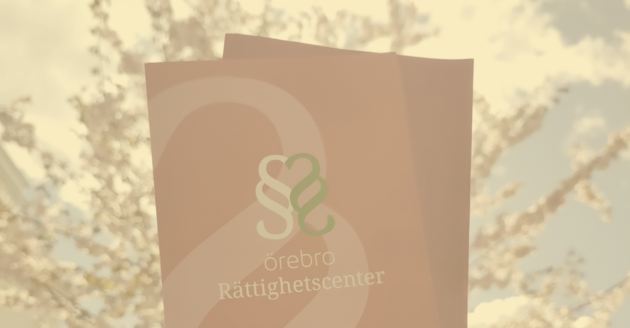 årsrapport 2024 Foldrar med Örebro Rättighetscenters logga mot en bakgrund med blomstrande träd.