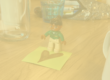 En kvinna av lego med uppsatt hår och en zoo-skötartröja som står på en post-it med ett ritat hjärta på ett bord med kaffekoppar.