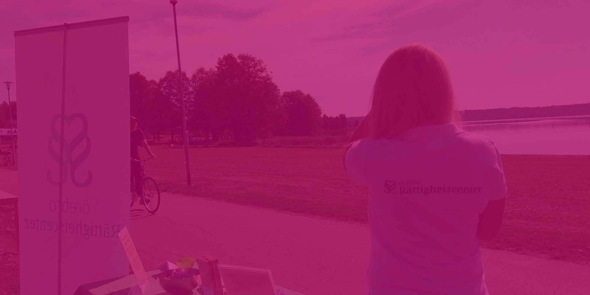 webb karlskoga Representant från Örebro Rättighetscenter ser ut över Möckelnsjön i Karlskoga