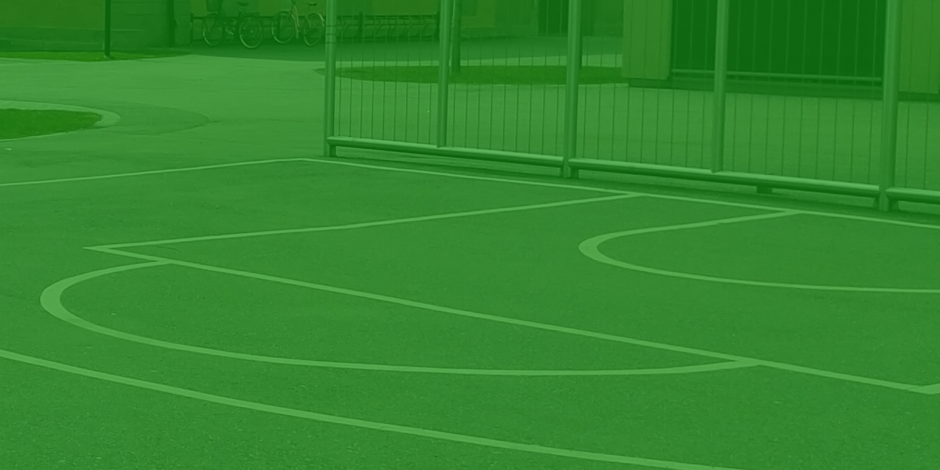 Bild på en basketplan på en skolgård