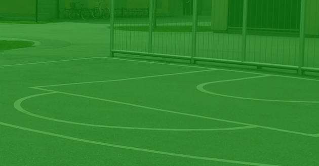 Bild på en basketplan på en skolgård