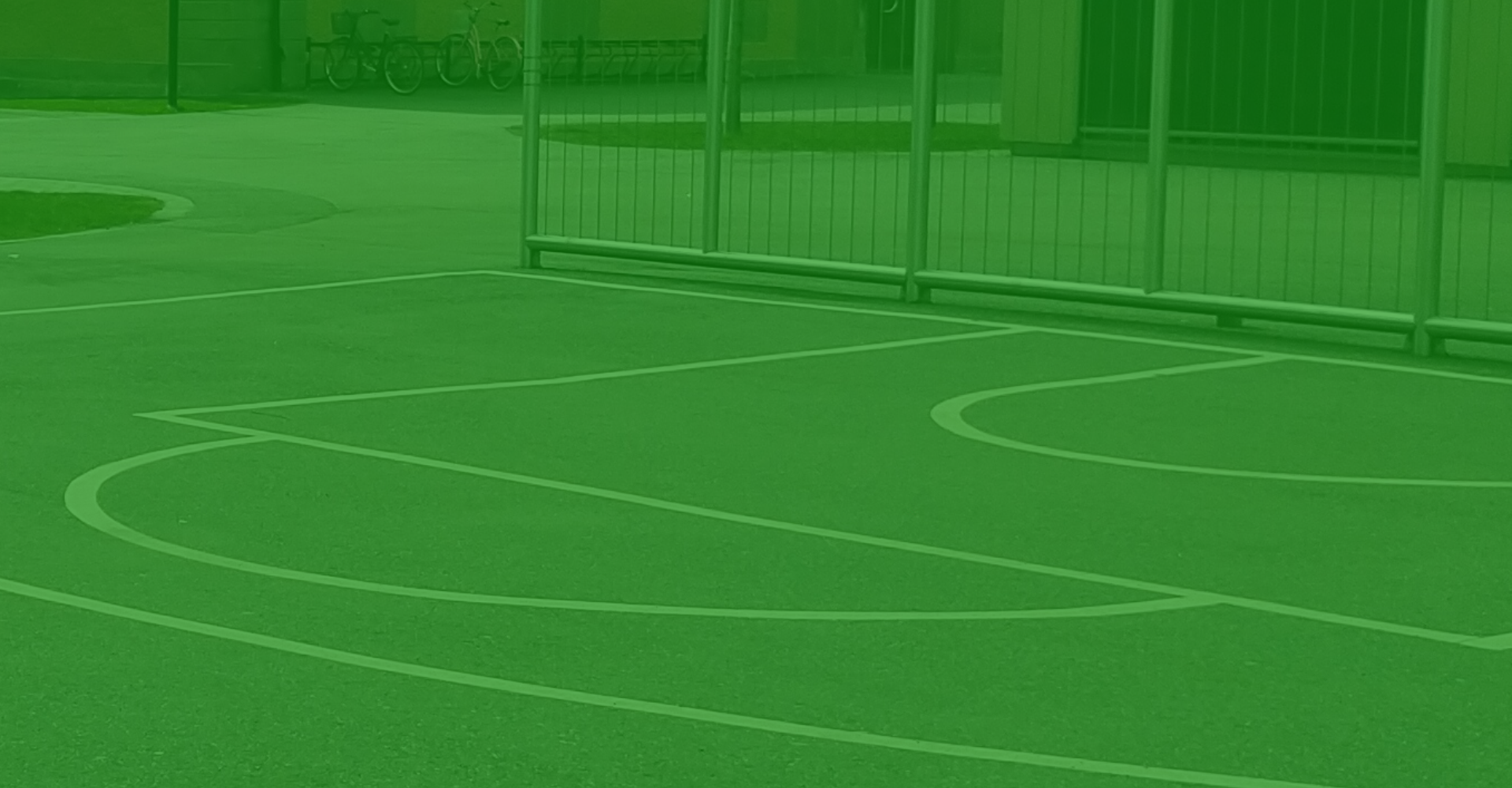 Bild på en basketplan på en skolgård