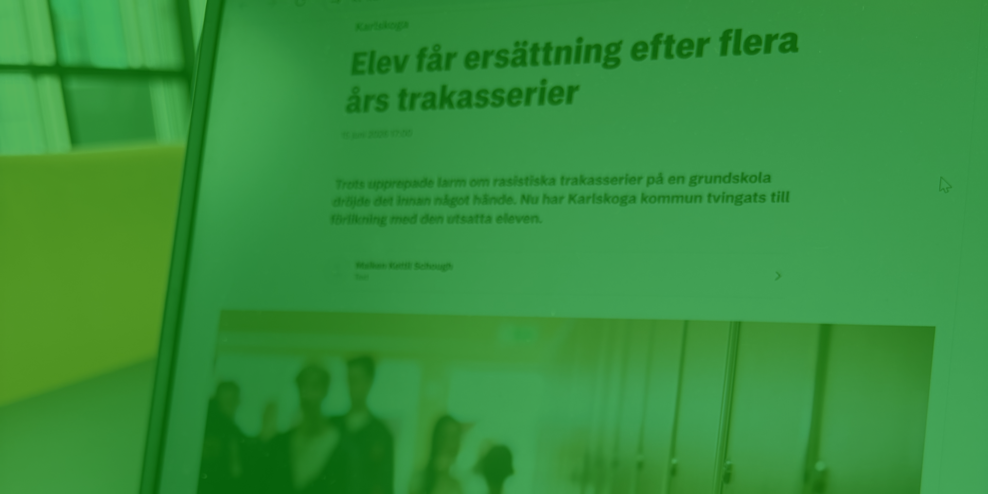 förlikning etnisk diskriminering bild på en skärm med en artikel med titeln "Elev får ersättning efter flera års trakasserier"