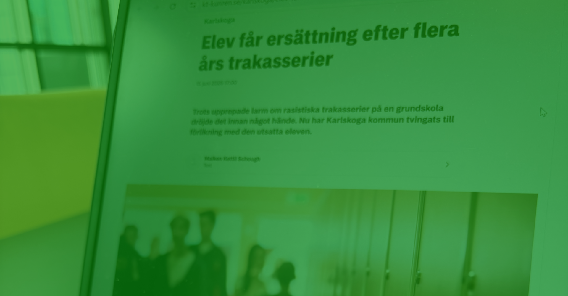 bild på en skärm med en artikel med titeln "Elev får ersättning efter flera års trakasserier"